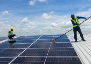 Essential Guide to Maintaining Solar Panels for Maximum Efficiency